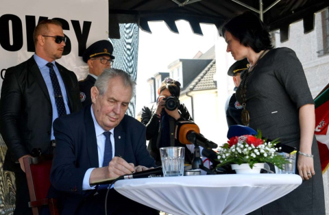 Prezident republiky zakončil třídenní návštěvu regionu v rodišti Čtyřlístku. Pochválil kraj, dokončené investiční projekty i rodiště českého skla Crystal Valley